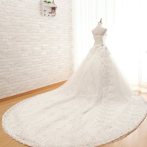 WEDDING DRESS with crystals ,it is an amazing dress. - Picture 2 of 7